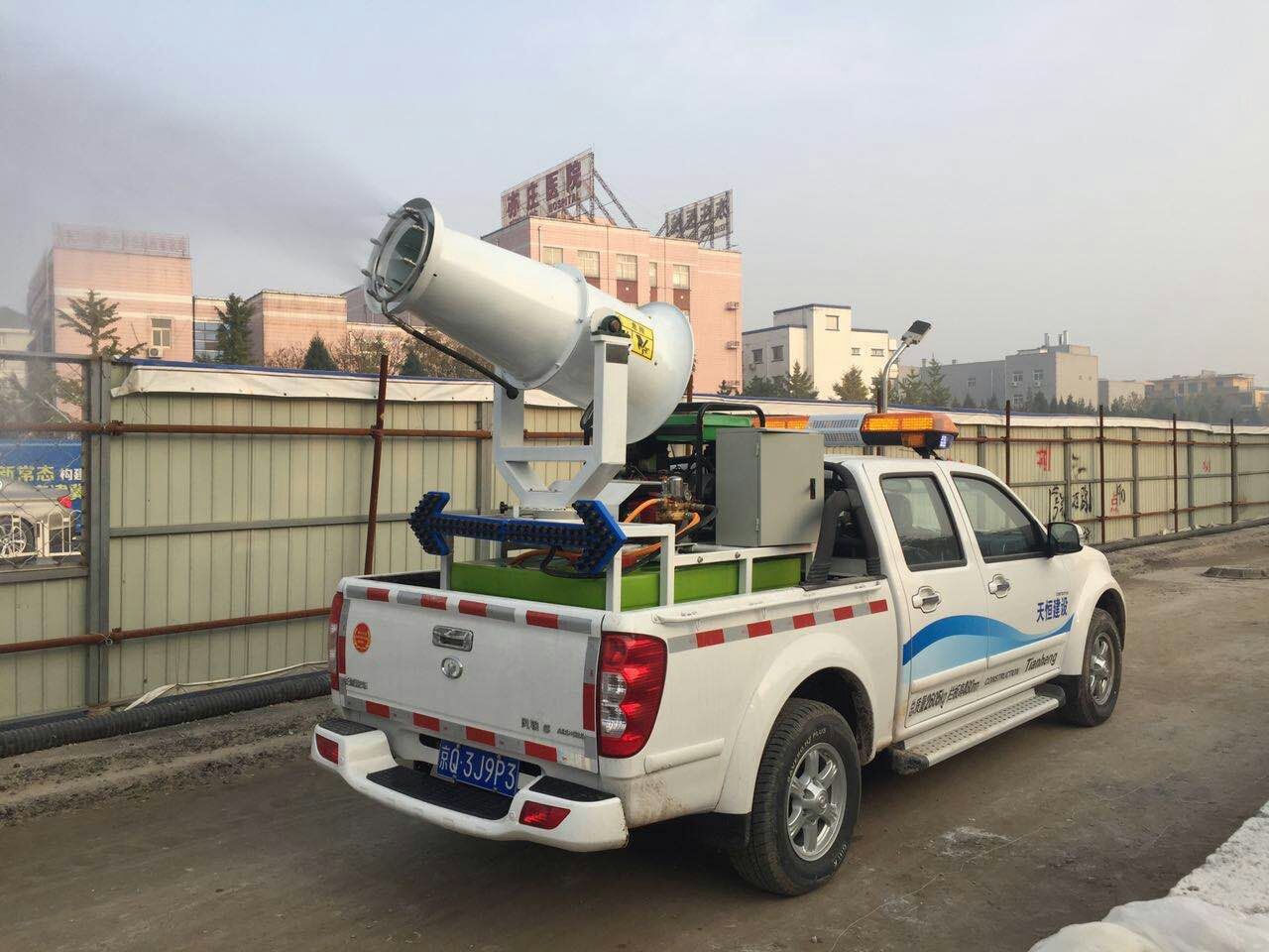 作業(yè)中的除塵噴霧機(jī)